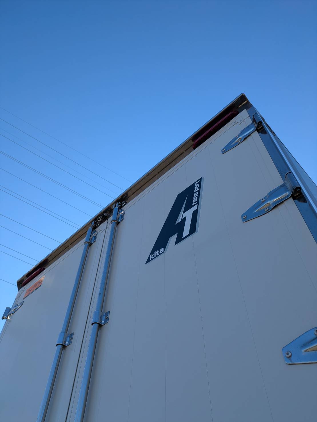 秋多運送 車両ロゴ